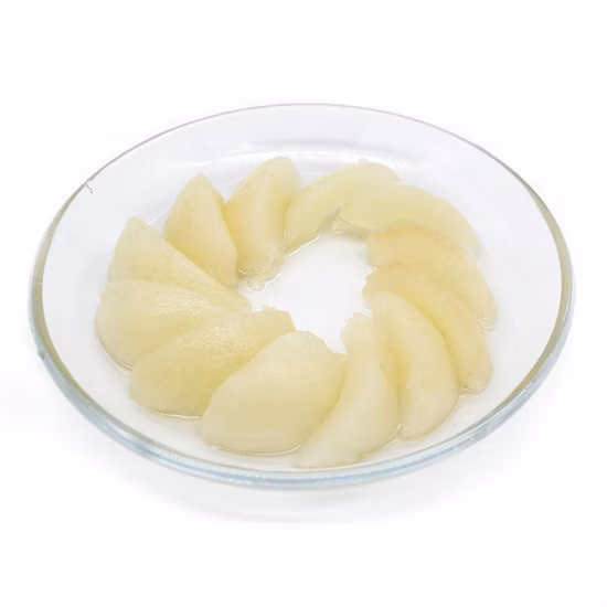 Mitades de pera blanca enlatada con fruta fresca en almíbar ligero